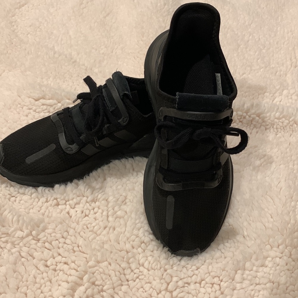 ADIDAS SHOES! 🖤👟 - Picture 5 of 8